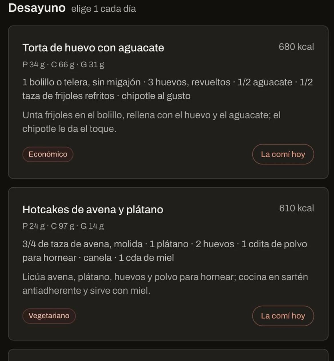 Pantalla de la comida: opciones de desayuno con sus calorías, proteína, carbohidratos y grasa, ingredientes y preparación