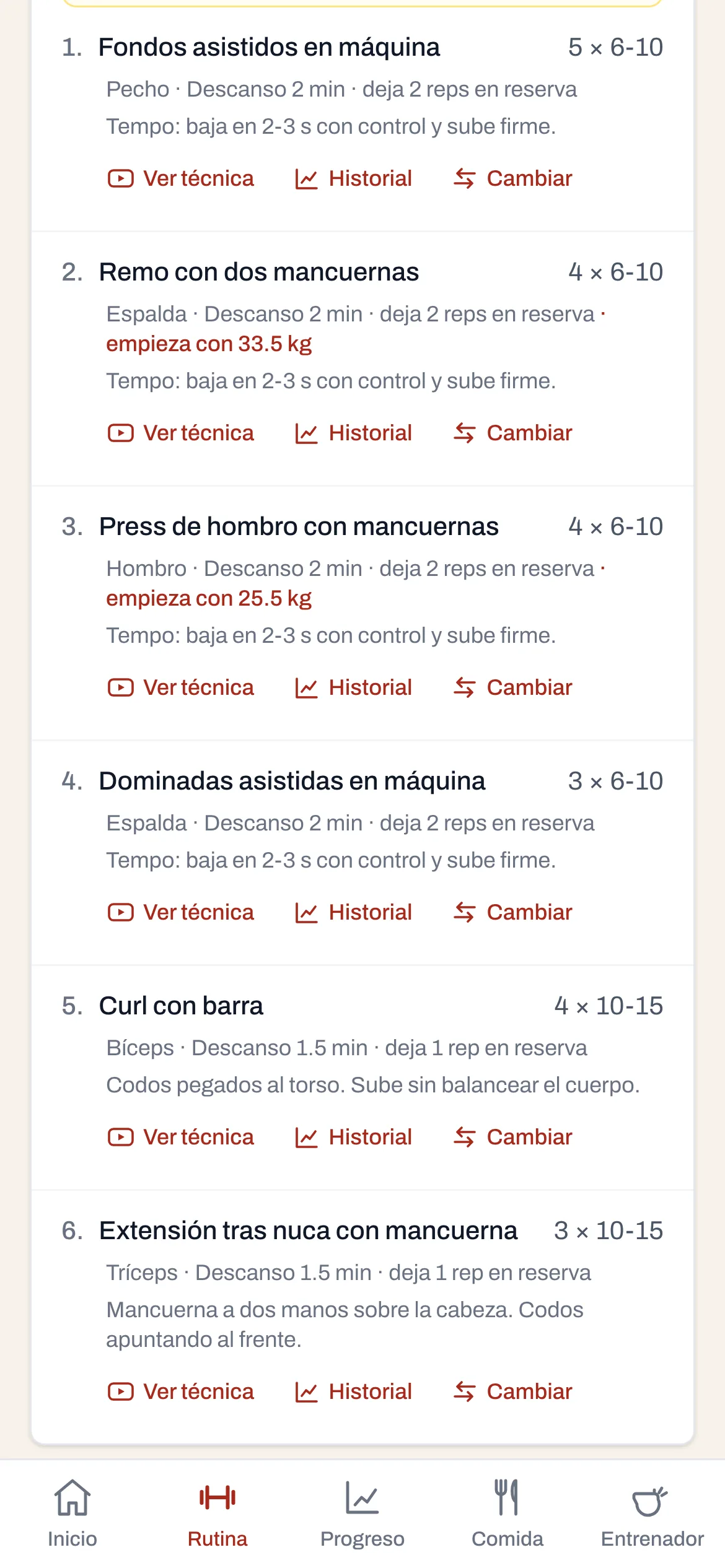 Pantalla de la rutina: la lista de ejercicios del día con series, repeticiones, descansos y pesos sugeridos en rojo
