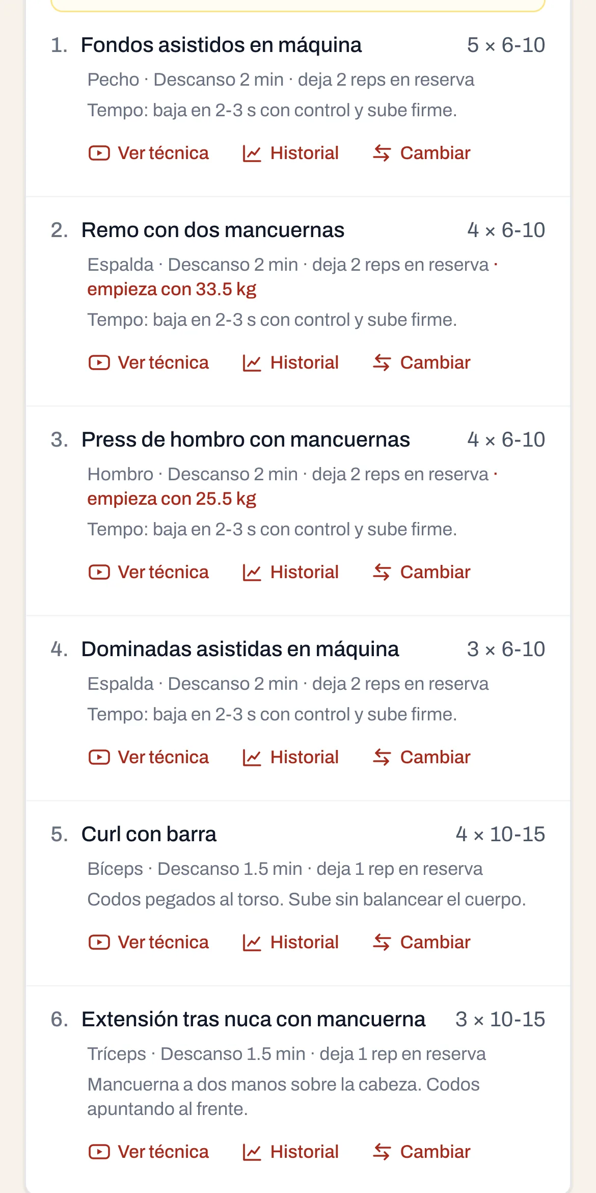 Pantalla de la rutina: la lista de ejercicios del día con series, repeticiones, descansos y pesos sugeridos en rojo